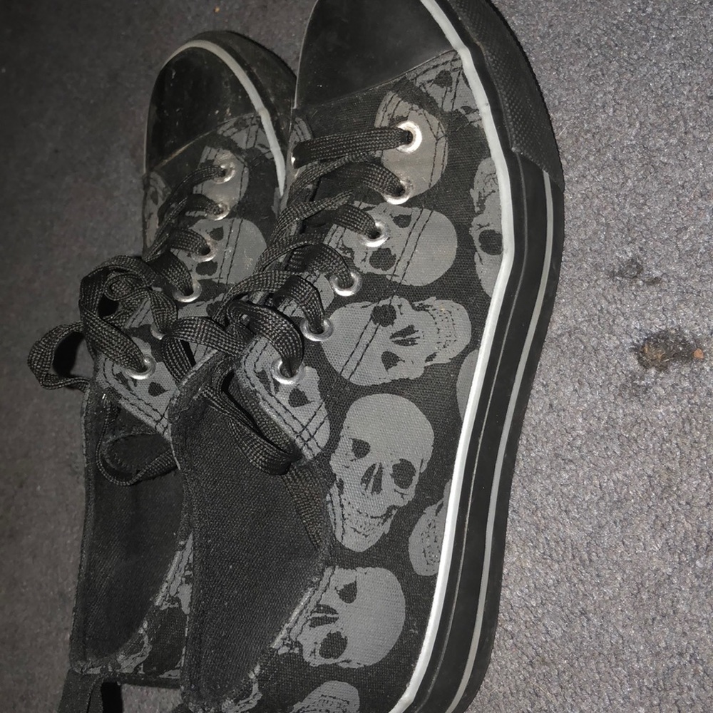 Hot topic skull shoes size 6